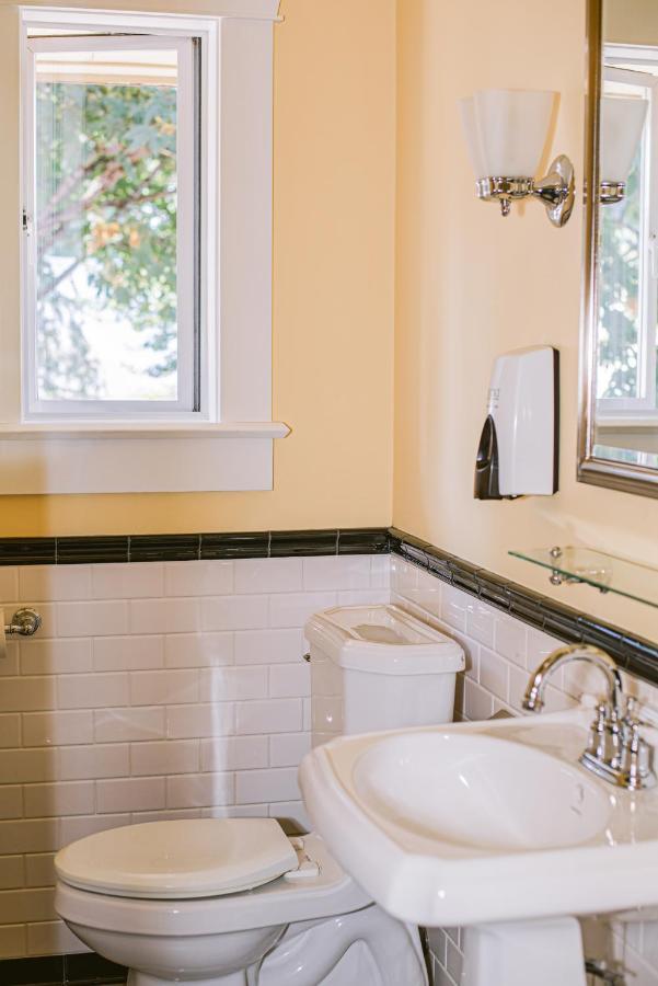Salt Spring Inn Ganges Bagian luar foto