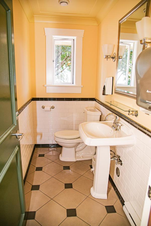 Salt Spring Inn Ganges Bagian luar foto