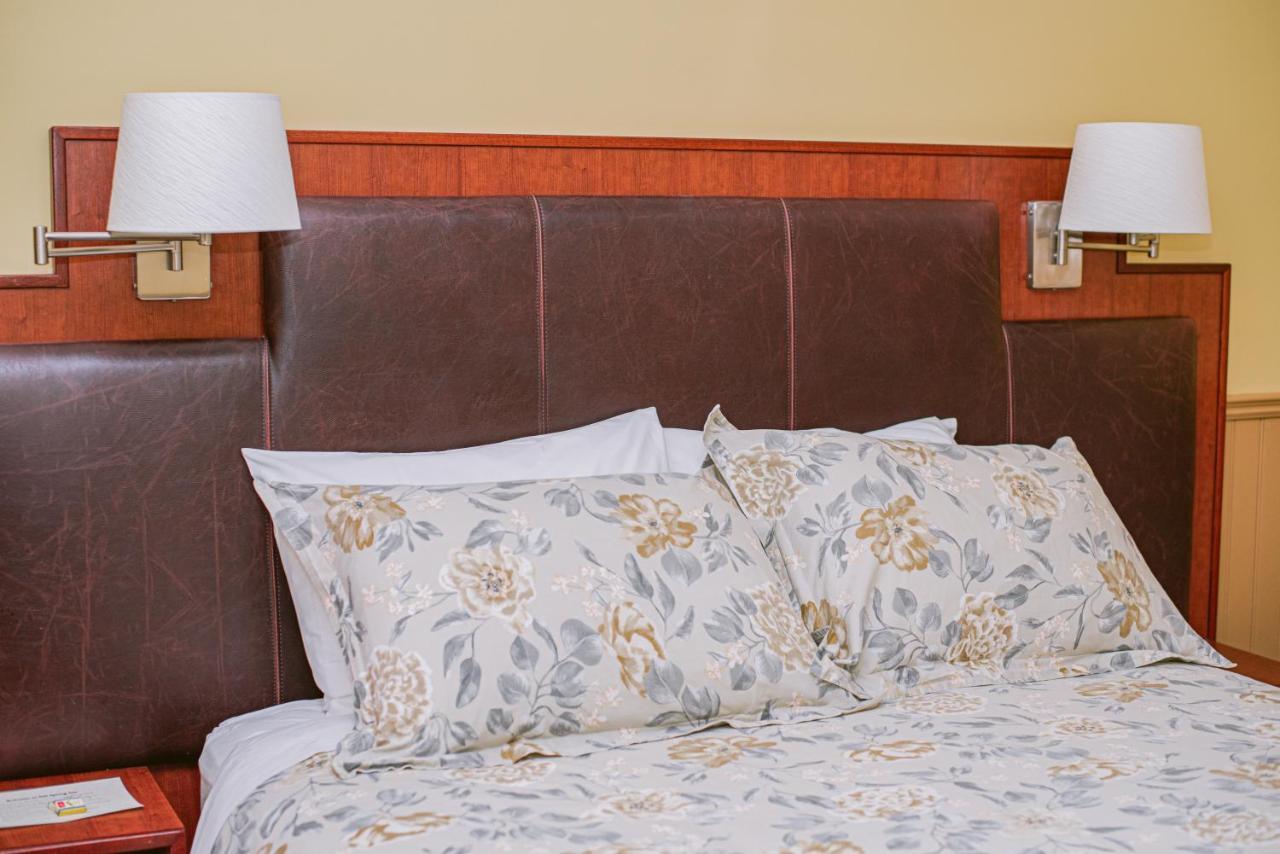 Salt Spring Inn Ganges Bagian luar foto