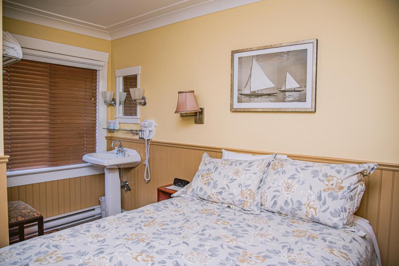 Salt Spring Inn Ganges Bagian luar foto