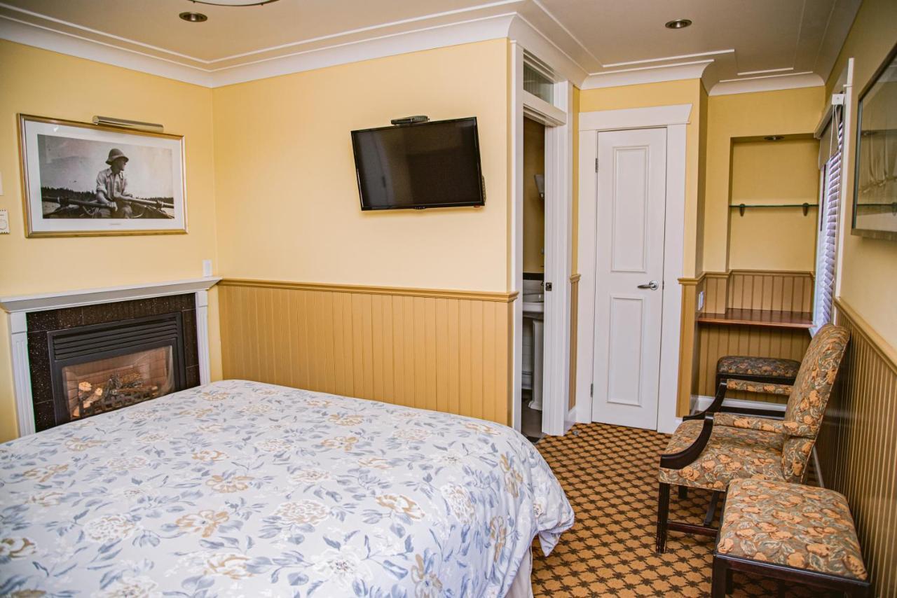 Salt Spring Inn Ganges Bagian luar foto