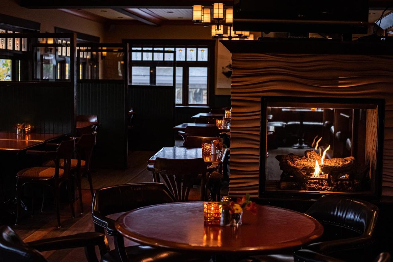 Salt Spring Inn Ganges Bagian luar foto
